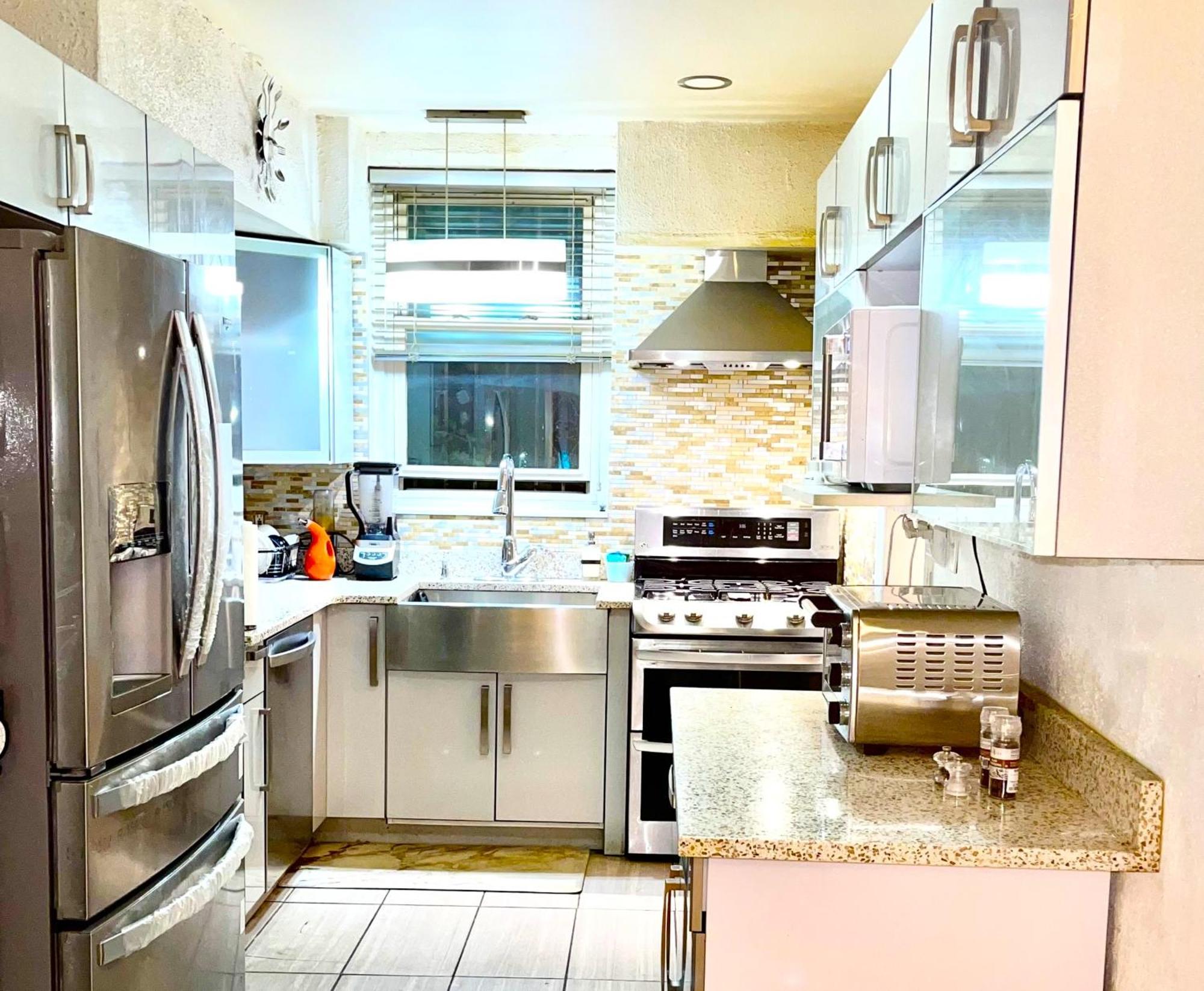 Lga Airport 3 Mins, 3 Bedroom Duplex House, Parking And Private Backyard, 9Mins Subway! New York Eksteriør billede