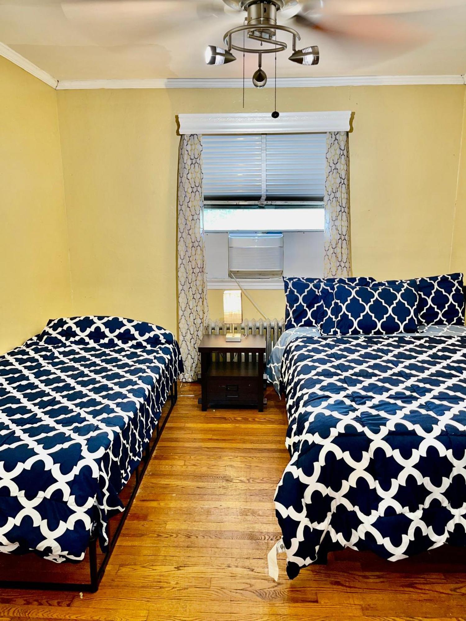 Lga Airport 3 Mins, 3 Bedroom Duplex House, Parking And Private Backyard, 9Mins Subway! New York Eksteriør billede